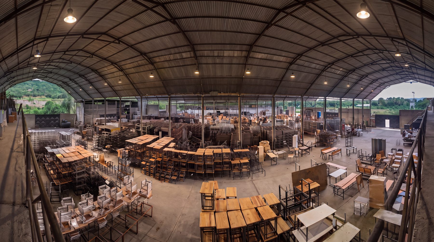 Vista panorámica del galpón de producción de Inversiones Pirigüa, con mobiliario listo para despacho