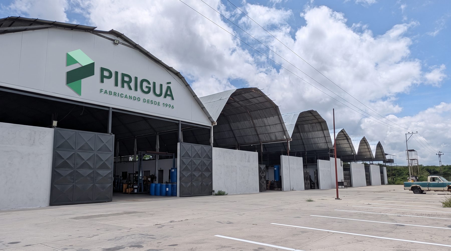 Fachada de la planta de Inversiones Pirigüa